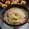 Un bol rempli de soupe de pommes de terre et de cheddar.