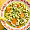 Un bol de soupe poulet et nouilles au fenouil.