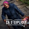 Une dame âgée marche avec un panier de provision.