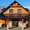 Une maison en bois au sein d'un ranch. 