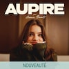 Ariane Brunet regarde l'objectif, la tête appuyée sur ses poings.