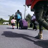 Une famille de demandeurs d'asile traverse la frontière canadienne.
