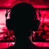 Une personne portant un casque d'écoute joue à un jeu vidéo. 