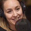 Karyne Lefebvre sourit devant un micro.