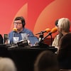 Allison Van Rassell parle au micro.