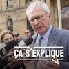 Blaine Higgs répond à des questions des journalistes qui l'entourent, dehors à quelques mètres de l'entrée de l'édifice qui abrite l'Assemblée législative.