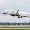 Un avion d'Air Canada décolle.