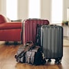 Des valises dans un logement Airbnb.