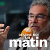 Christian Bégin parle dans un micro d'un studio de Radio-Canada.