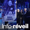 Doris Labonté derrière une bannière hissée en son honneur au centre de la glace du Colisée de Rimouski.