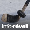 Un bâton de hockey pousse une rondelle sur une patinoire.