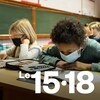 Des élèves portant un masque dans une salle de classe d'une école primaire.