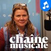 Marina Orsini en studio d'enregistrement radio.