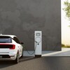 Une voiture électrique qui est branchée à sa borne de recharge.