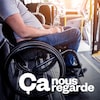 Un homme handicapé assis dans un fauteuil roulant à bord d'un véhicule de transport adapté, et le logo de l'émission Ça nous regarde.