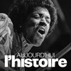 Jimi Hendrix joue de la guitare la bouche ouverte et les yeux fermés. Au bas de l'image, le logo de l'émission Aujourd'hui l'histoire.