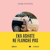 Une femme est accotée sur une voiture.