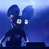 Deadmau5 avec son casque sur scène.