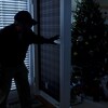 Un homme entre dans une maison par effraction au moment des fêtes de fin d'année.