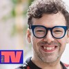 Portrait de Simon Boulerice souriant.