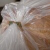 Un pain emballé dans un sac avec une attache biodégradable