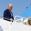 Le président Donald Trump monte à bord d'Air Force One.