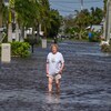 Une femme marche dans une rue inondée de son quartier à la suite du passage de l'ouragan Ian en Floride.