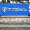 Un panneau d'affichage avec le logo de l'Université Laurentienne.