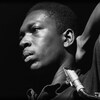 John Coltrane devant un micro.