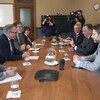 Le premier ministre François Legault avec de gauche à droite, Luc Vachon (CSD), Daniel Boyer (FTQ), Jacques Létourneau (CSN), Sonia Éthier (CSQ), le ministre du Travail, de l’Emploi et de la Solidarité sociale, Jean Boulet, et Benjamin Bélair, le premier conseiller du premier ministre. 