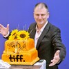 Noah Cowan entoure un gâteau célébrant les 35 ans du TIFF.