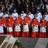 Les futurs cardinaux lors d'un consistoire sur la place Saint-Pierre au Vatican.