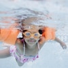 Une petite fille d'origine hispanique apprend à nager.