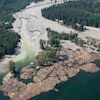 À l'embouchure d'une rivière, l'eau polluée par le déversement d'eaux usées de la mine se jette dans le lac Quesnel.
