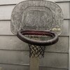Un panier de basketball jouet taché de noir. 