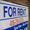 Gros plan, de côté, sur une pancarte « For Rent » avec un numéro de téléphone de Toronto.