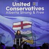 La cheffe du Parti conservateur uni de l'Alberta, Danielle Smith, s'adresse à la foule lors de son discours de victoire aux élections provinciales, à Calgary, le lundi 29 mai 2023.