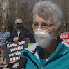 L'anesthésiste retraitée Sue Reid lors d'une manifestation devant l'Assemblée législative de l'Alberta, à Edmonton, le samedi 14 mai 2022.