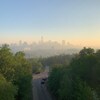 Un halo de fumée enveloppe le centre-ville d'Edmonton, vu d'une colline à la mi-mai 2023.