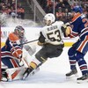 Le gardien Stuart Skinner et le joueur de centre Mattias Janmark, des Oilers d'Edmonton, freinent le joueur de centre Teddy Blueger, des Golden Knights de Las Vegas, lors d'un match à Edmonton, le samedi 25 mars 2023.