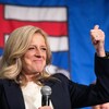 La chef du Nouveau Parti démocratique de l'Alberta, Rachel Notley, lève le pouce en signe de réconfort pour la foule rassemblée pour son discours de défaite aux élections provinciales, à Edmonton, le lundi 29 mai 2023.