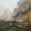 Un panache de fumée se dégage d'un feu de forêt dans les environs d'Edson, en Alberta, le jeudi 11 mai 2023.