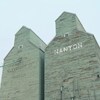 Deux élévateurs à grain se dressent vers le ciel.