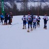 Des participants à l'épreuve de biathlon en raquettes s'élancent de la ligne de départ lors des Jeux d'hiver de l'Arctique de Wood Buffalo, en Alberta, le vendredi 3 février 2023.