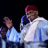 Abdoulaye Wade salue la foule.