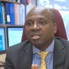 Gros plan sur le visage d'Abdoulaye Yoh, qui répond aux questions du journaliste.