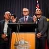 Le premier ministre australien, Anthony Albanese, entourés de représentants aborigènes.