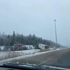 Un camion se trouve dans un fossé à la suite d'un accident sur une autoroute l'hiver. 