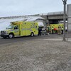 Des véhicules d'urgence interviennent sur une scène d'accident. 