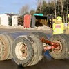 Un camion de déneigement a perdu un essieu et s'est renversé sur l'avenue Jules-Verne à Québec, vendredi.